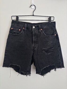 LEVI'S WOMEN'S DISTRESSED 501 MID THIGH SHORTS IN WASHED OUT BLACK SIZE 27